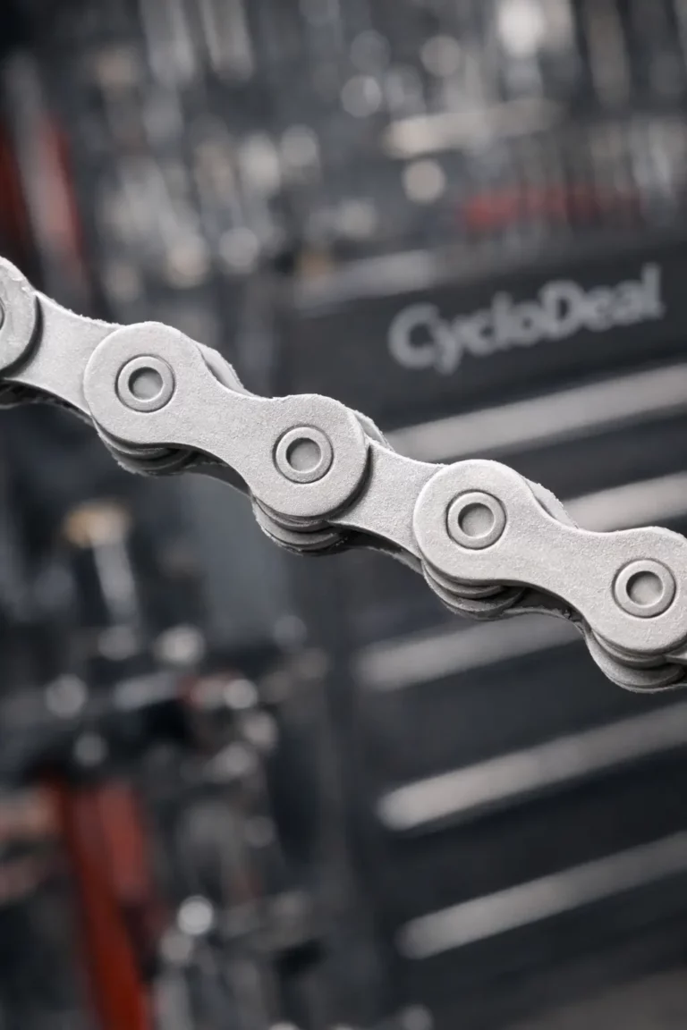 Entretien d'une cha&icirc;ne de v&eacute;lo avec application de cire pour transmission